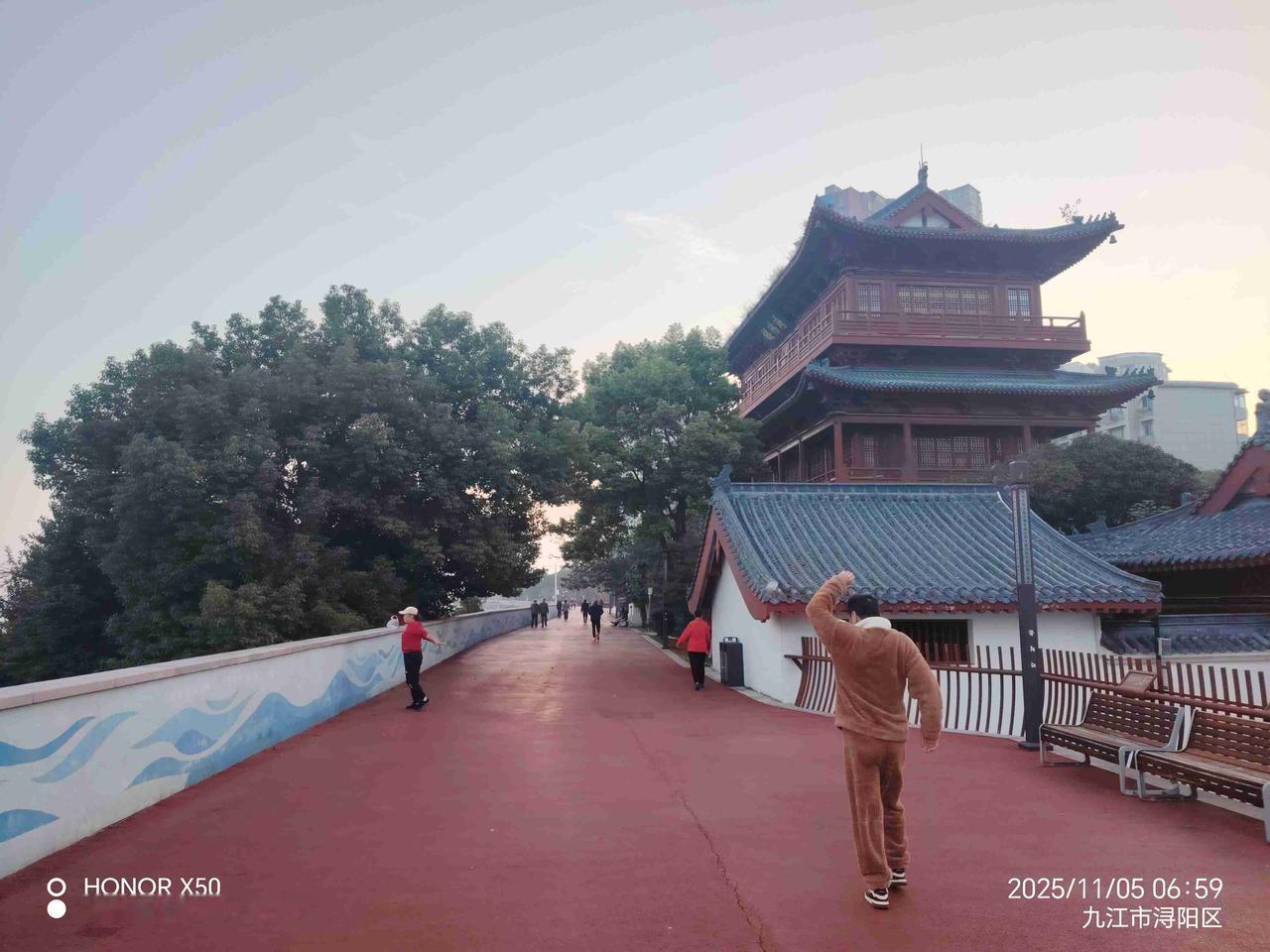 我的今日状态：🏝️旅行度假
我这里的天气：☀️晴天长江岸边晨练打卡分享运动