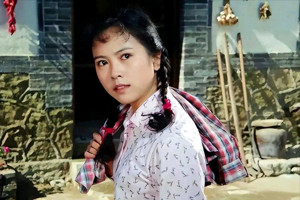 洪学敏曾是80年代的“黄金配角”，23岁时参演的《喜盈门》观影人次近六亿，创造票