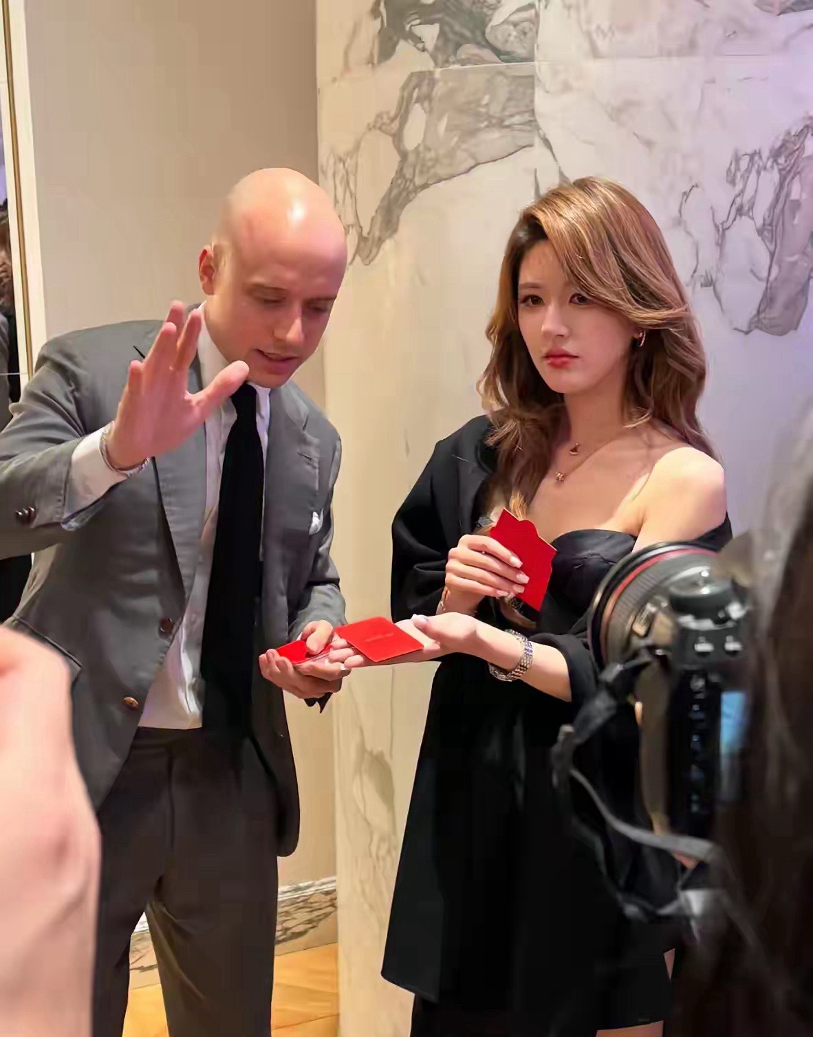 不怪那么多人想娶她，真人确实美若天仙。 