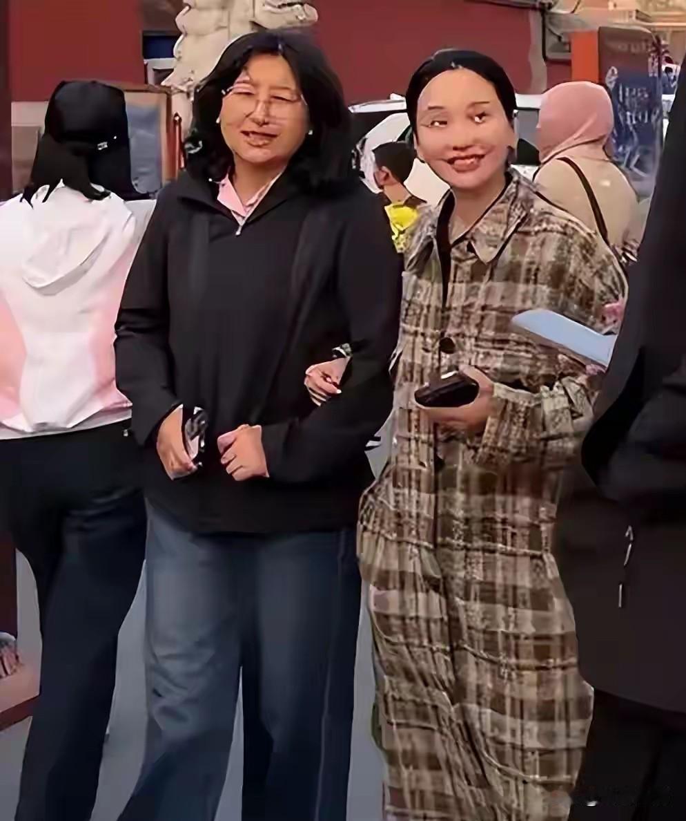 金莎夫妇和婆婆一起度假，婆媳两个人相处的非常融洽，虽然两个人相差不到10岁，但毕