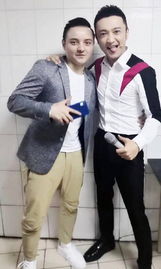 他俩长得是不是有点像，左边这位帅哥你们认出来了吗，他小时候可是很火的小童星，还获