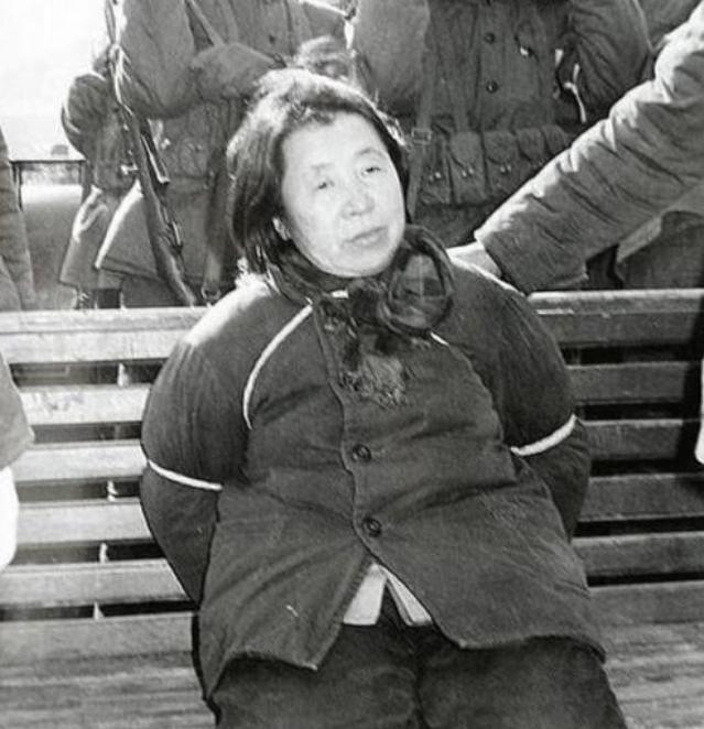 [太阳]1980年，王守信在验明正身后走向了刑场，但那时的她仍然不死心，歇斯底里