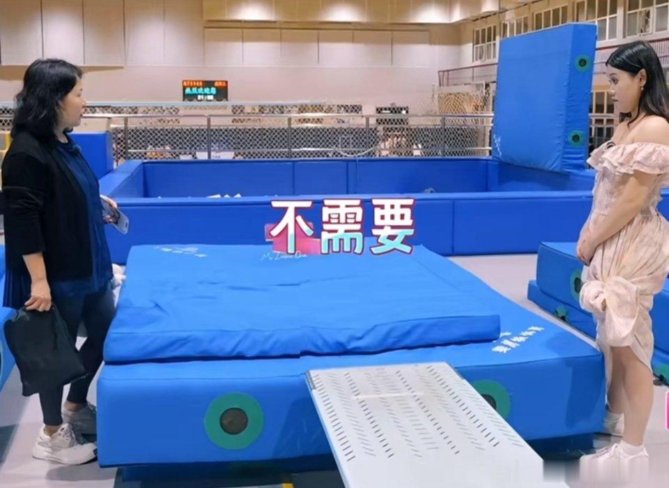 张家齐喜欢芭比，她妈妈买了金项链，不给孩子，怪孩子一次没戴，再也不给孩子买礼物了