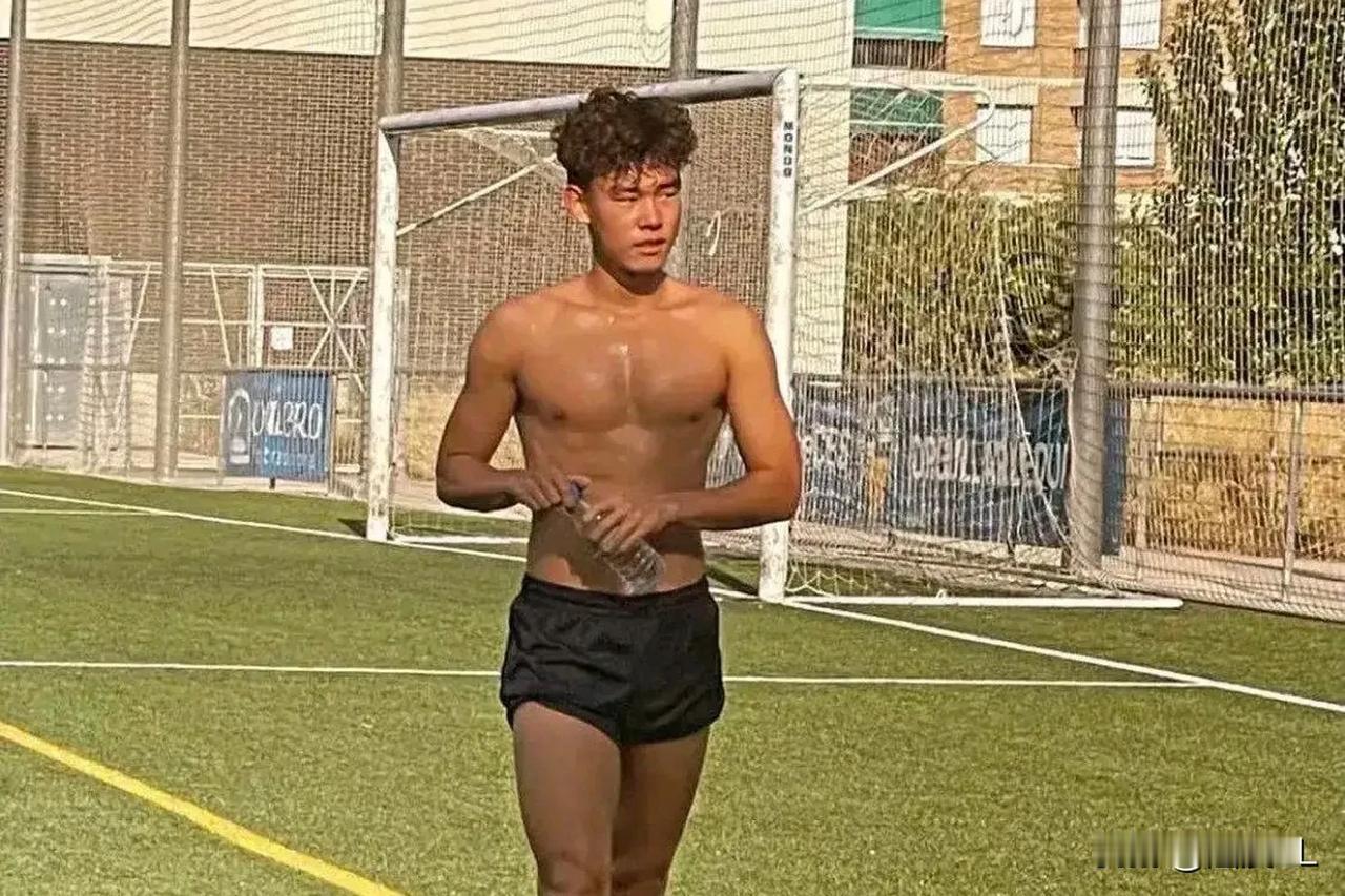 泰山小将选择继续坚守，球迷:真不行就回来吧！
  一度传出回国的鲁能青训小将何小