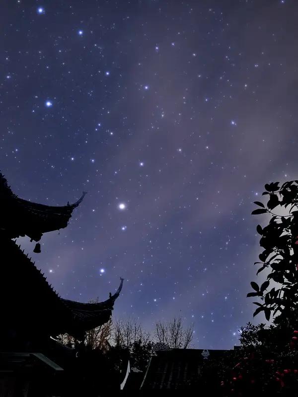 帘外疏星淡月痕，
茶烟渐冷语初沉。
不知今夜君来否，
炉火烧旺虚掩门。