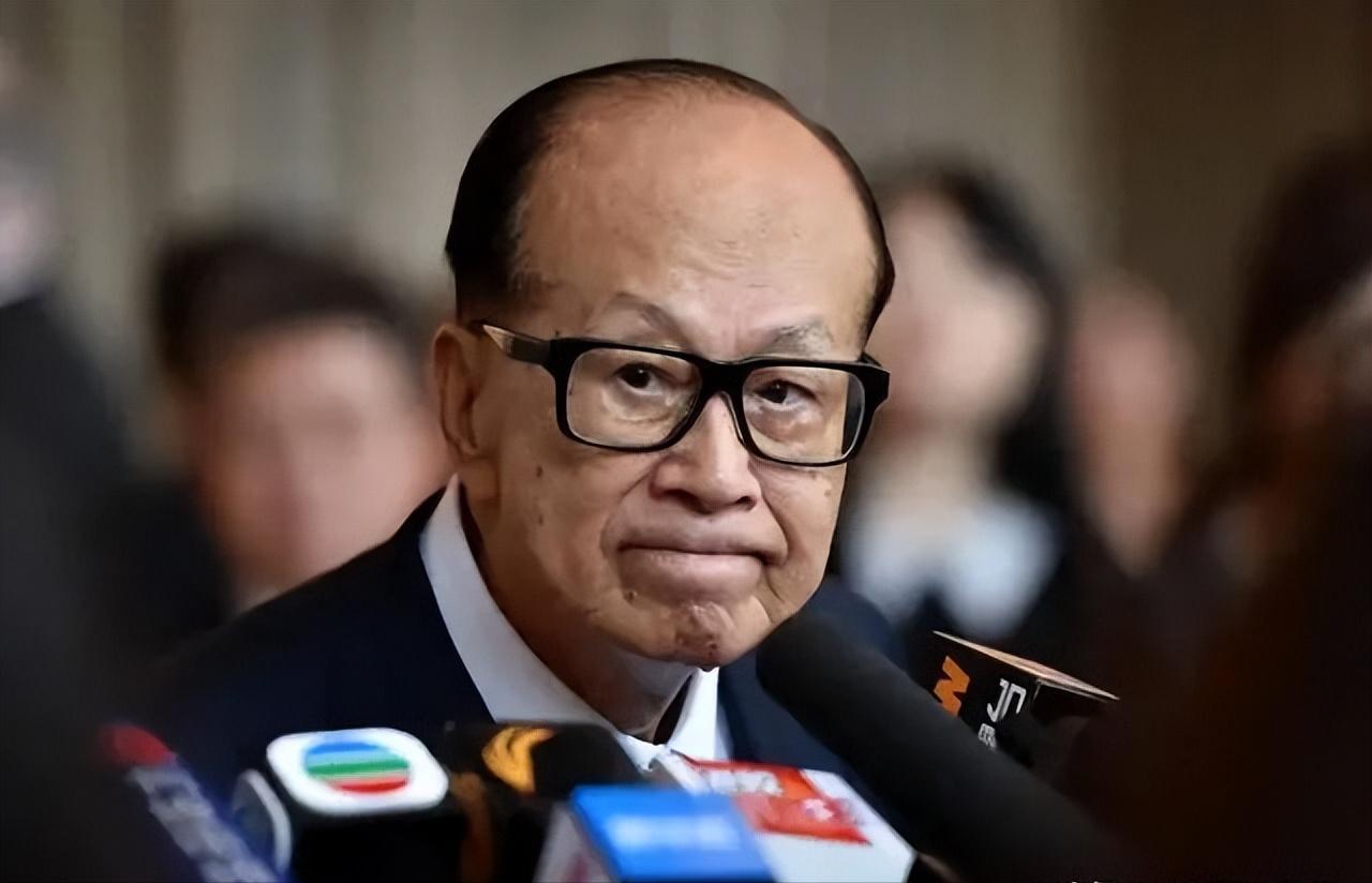 中国不挽留，美国不收留，被夹在中间的李嘉诚，终于玩不转了！大公报四次三番喊话，被