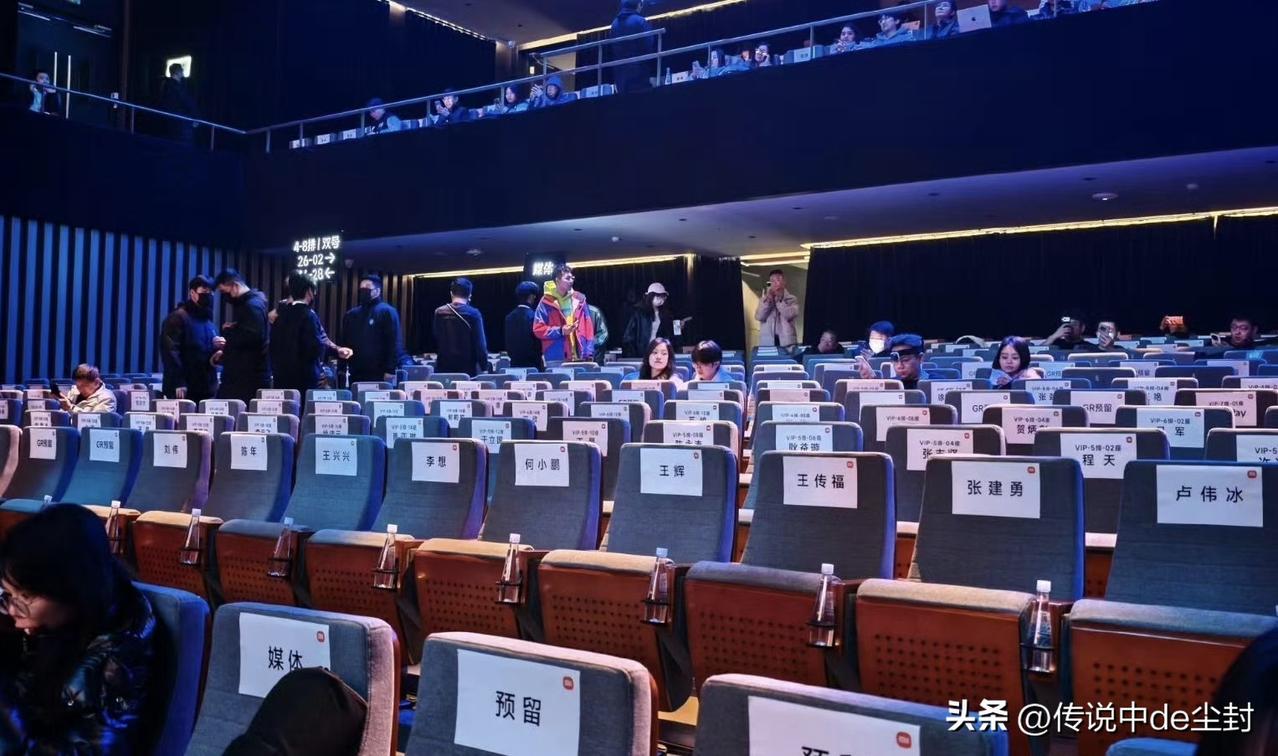 如果不说是小米新一代SU7的发布会，只看坐席，我还以为是车圈的某厂大会呢……
王