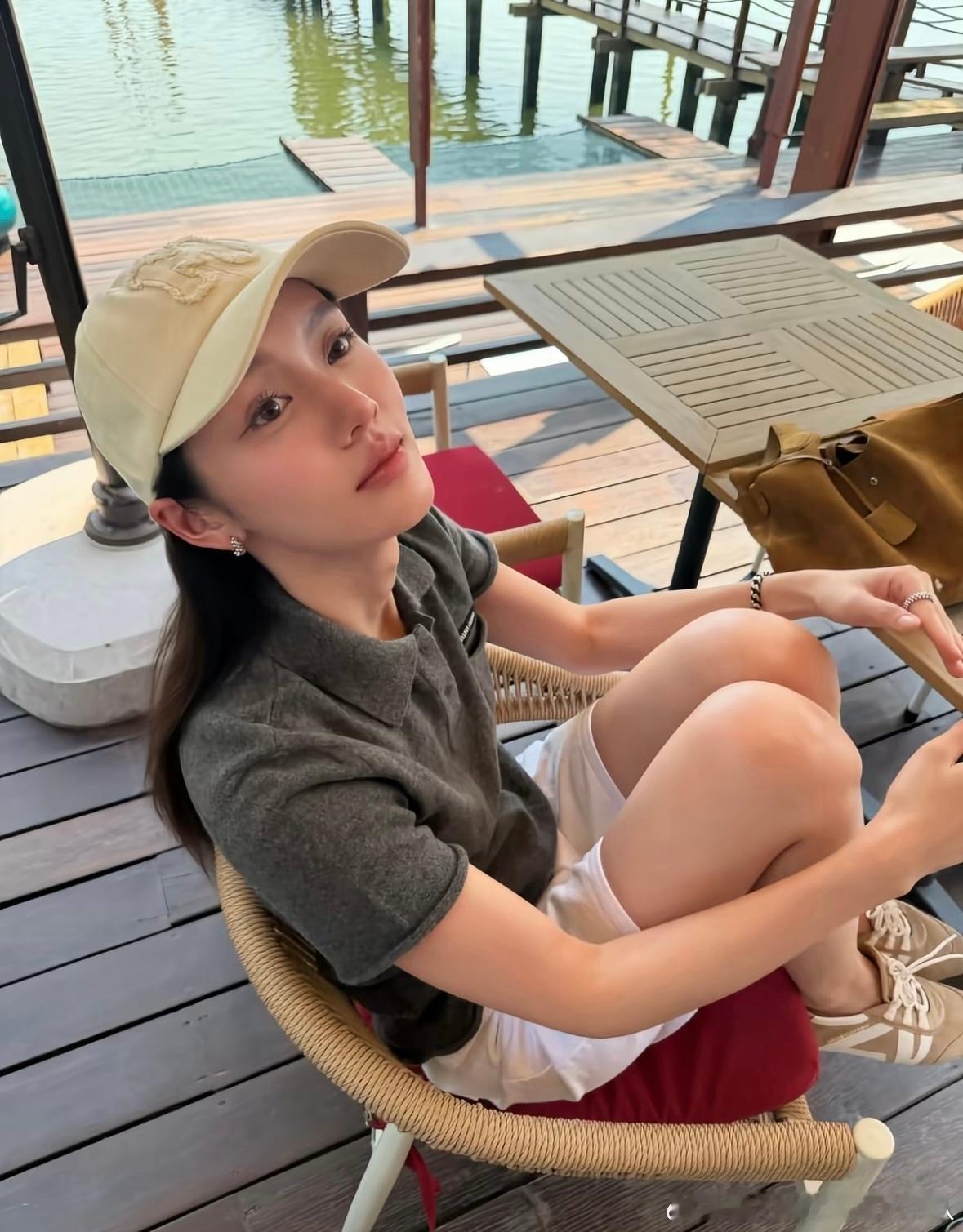 LMSY[超话]  每个人都有特别的小爱好          比如我，就特别喜欢