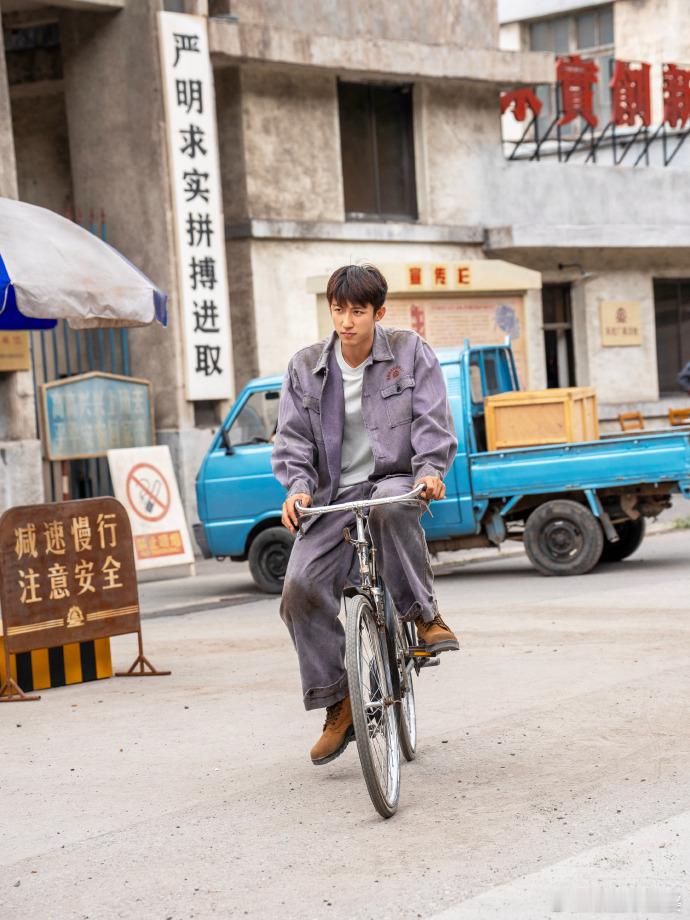 黄景瑜不走爽文路线的大男主张小满在岁月有情时里的奋斗历程太感人了😭，送煤气、修