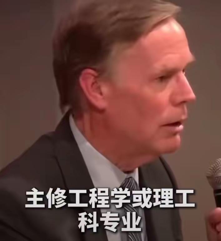 美国前驻华大使伯恩斯说：“我们都低估了中国。从北京到上海的高铁我坐过，1000多