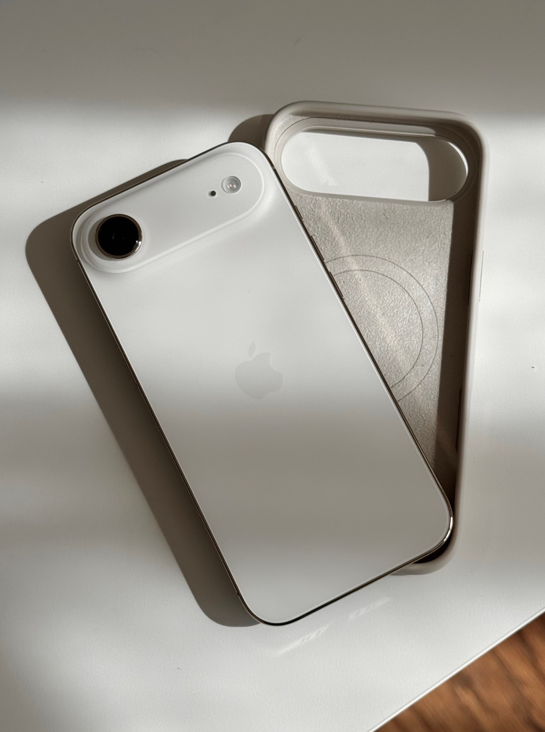 iPhone Air销量不及预期的主要原因，大概还是价格。如果能把价格放到五六千