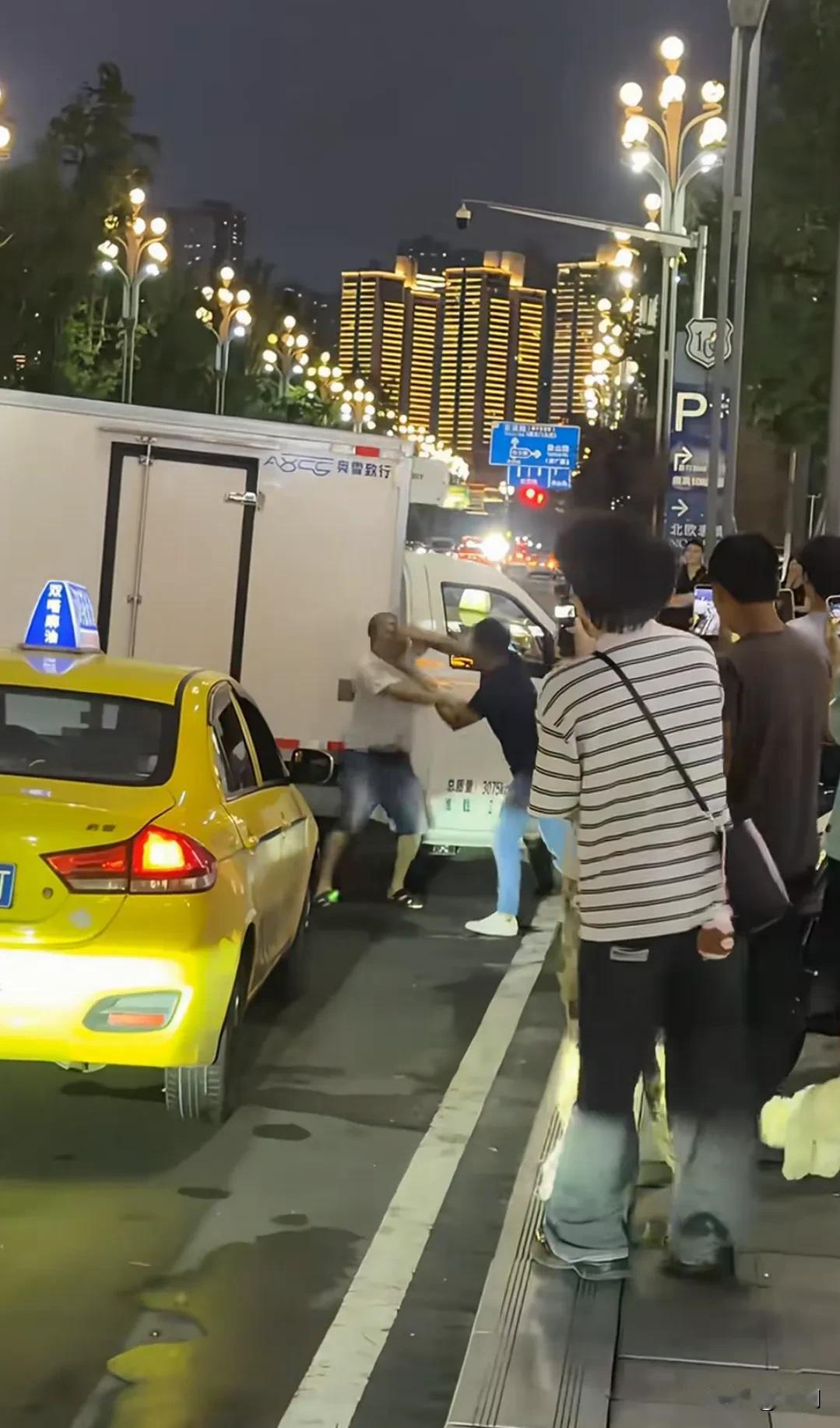 打锤了！打锤了！出租车司机和小货车司机因停车下货影响交通发生口角进而出现殴打行为