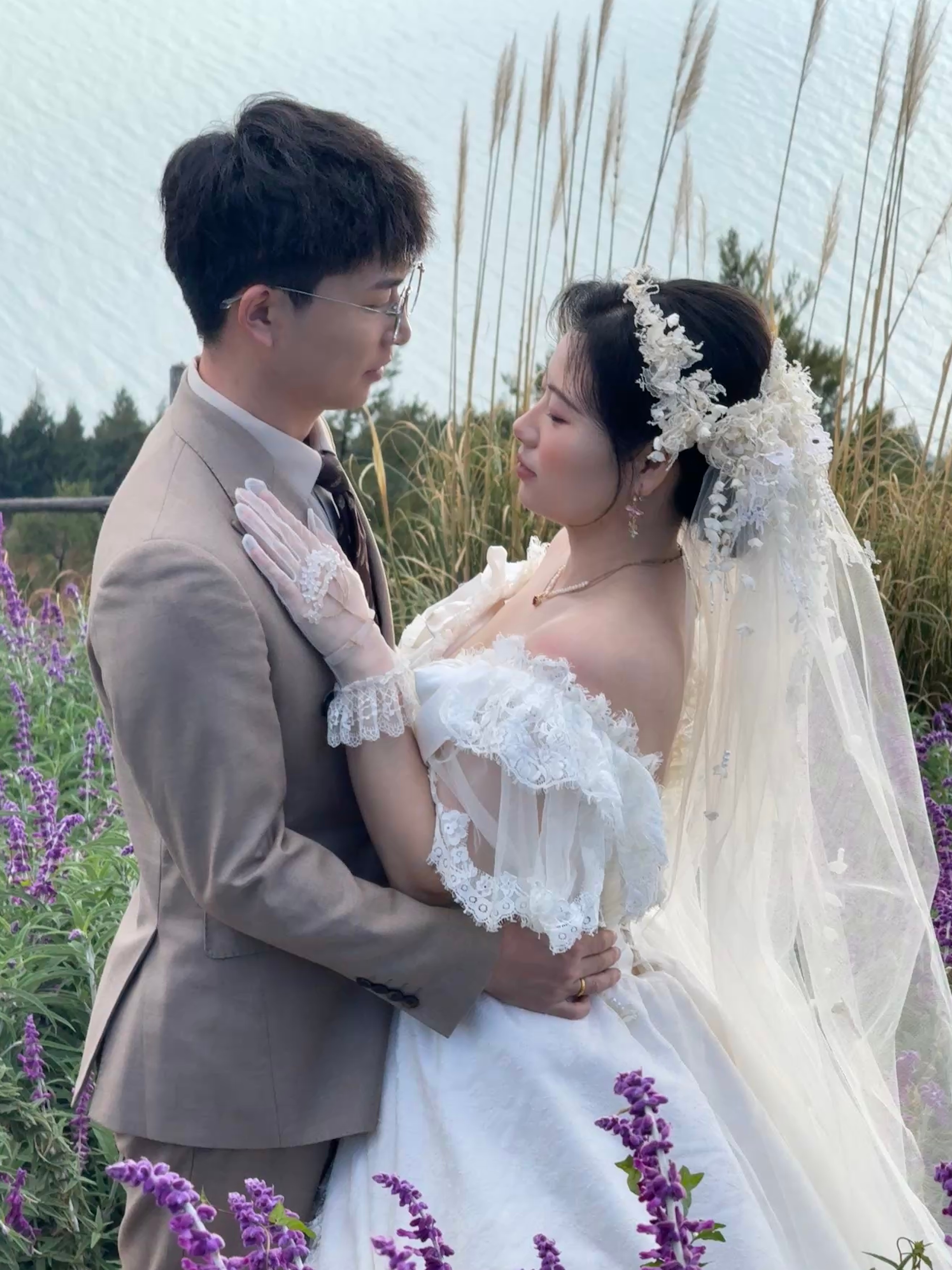 鼠尾草的花语，智慧，长寿，勇气与忠诚。明明是在拍婚纱照。又好像走过了仪式。走向了