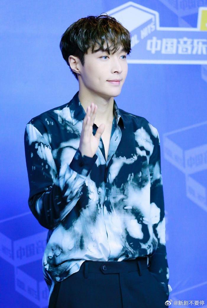  张艺兴没有国话院编制 顶流深陷编制争议？工作室回应系术后康复调整行程，国话未发