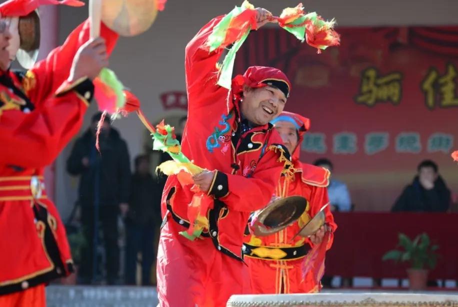 上句：张灯结彩送旧岁，盼请下联锣鼓喧天迎新年。图片来自头条新闻搜索版。