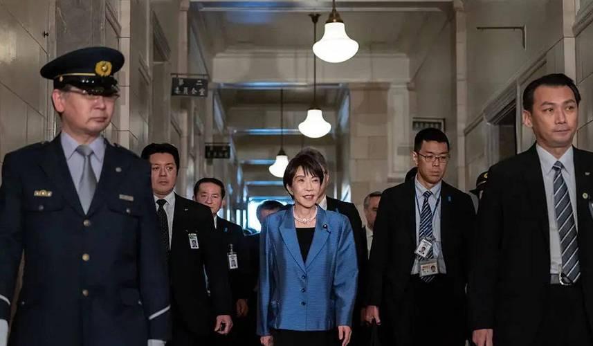 狂收1000万日元
        超法定上限！
高市早苗被控贪腐，
     