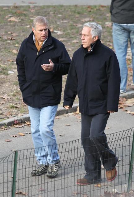 爱泼斯坦侵犯未成年人被登记在案以后，安德鲁王子依旧和对方来往，在2010年前往对