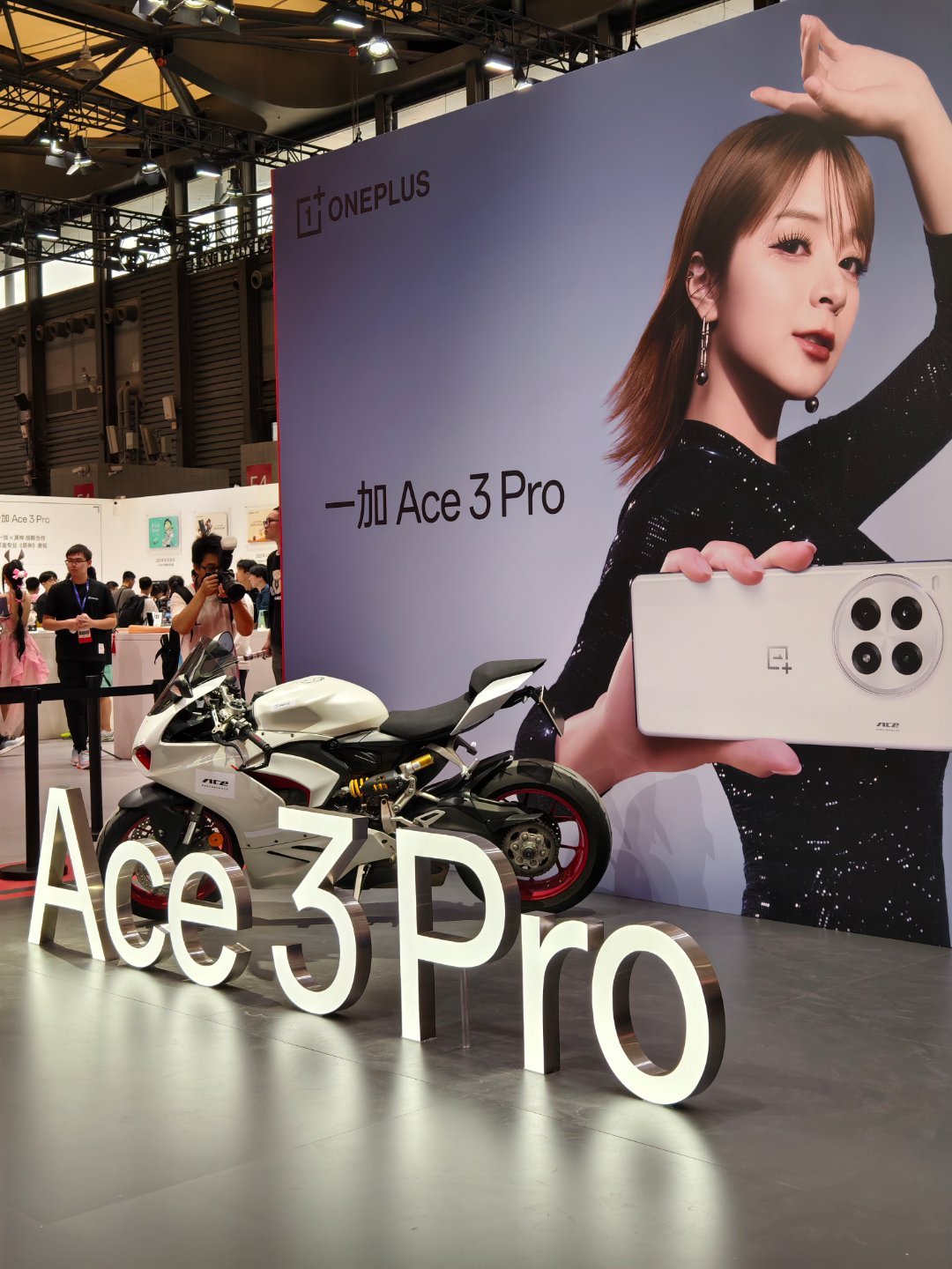 先直奔 E4 场馆！来看看我们熟悉的手机厂商们！第一站打卡：一加今年一加再次强势