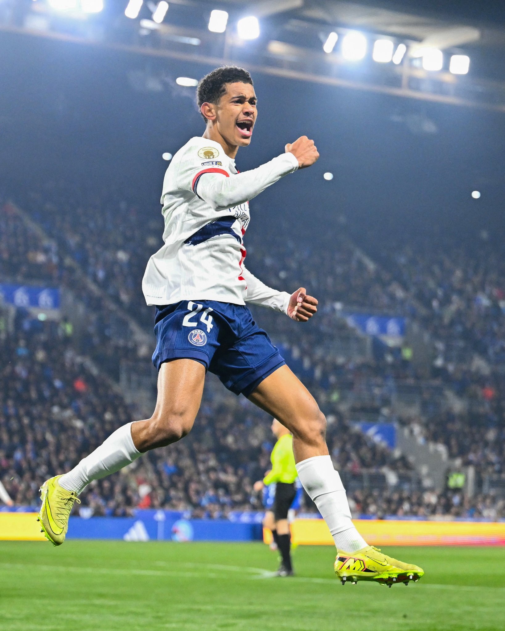 法国球迷俱乐部  十人巴黎2-1斯特拉斯堡 门德斯头球绝杀制胜北京时间2月2日，