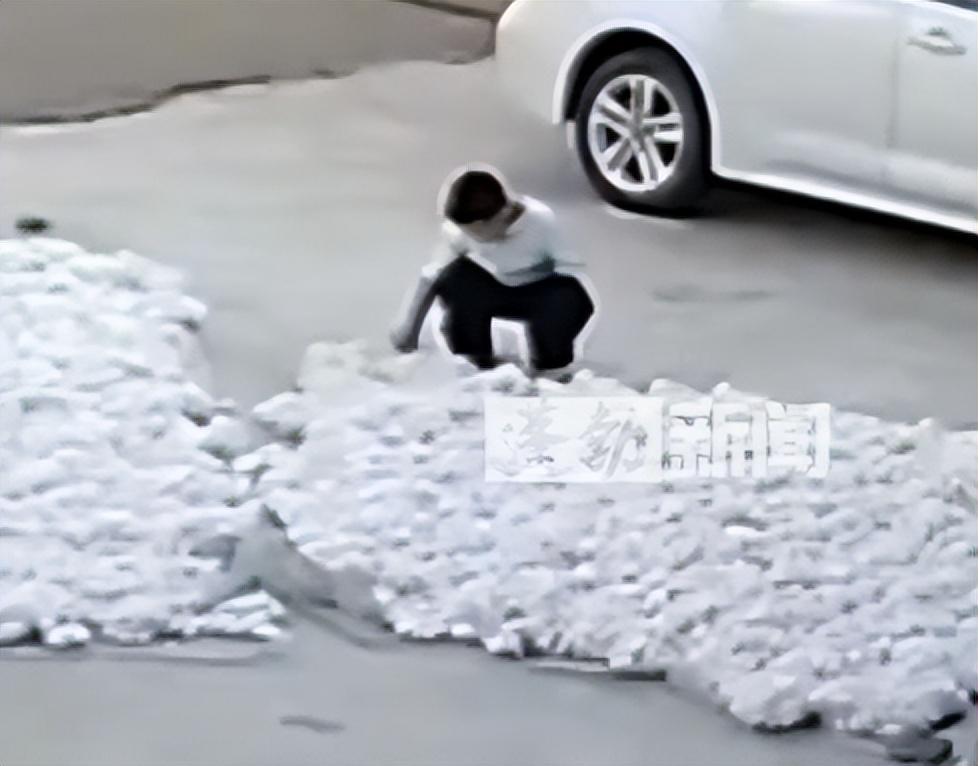 “咔嗒” 一声打火机响，广东院坝里的棉花瞬间窜火 —— 男孩先咧嘴笑，火裹到裤脚