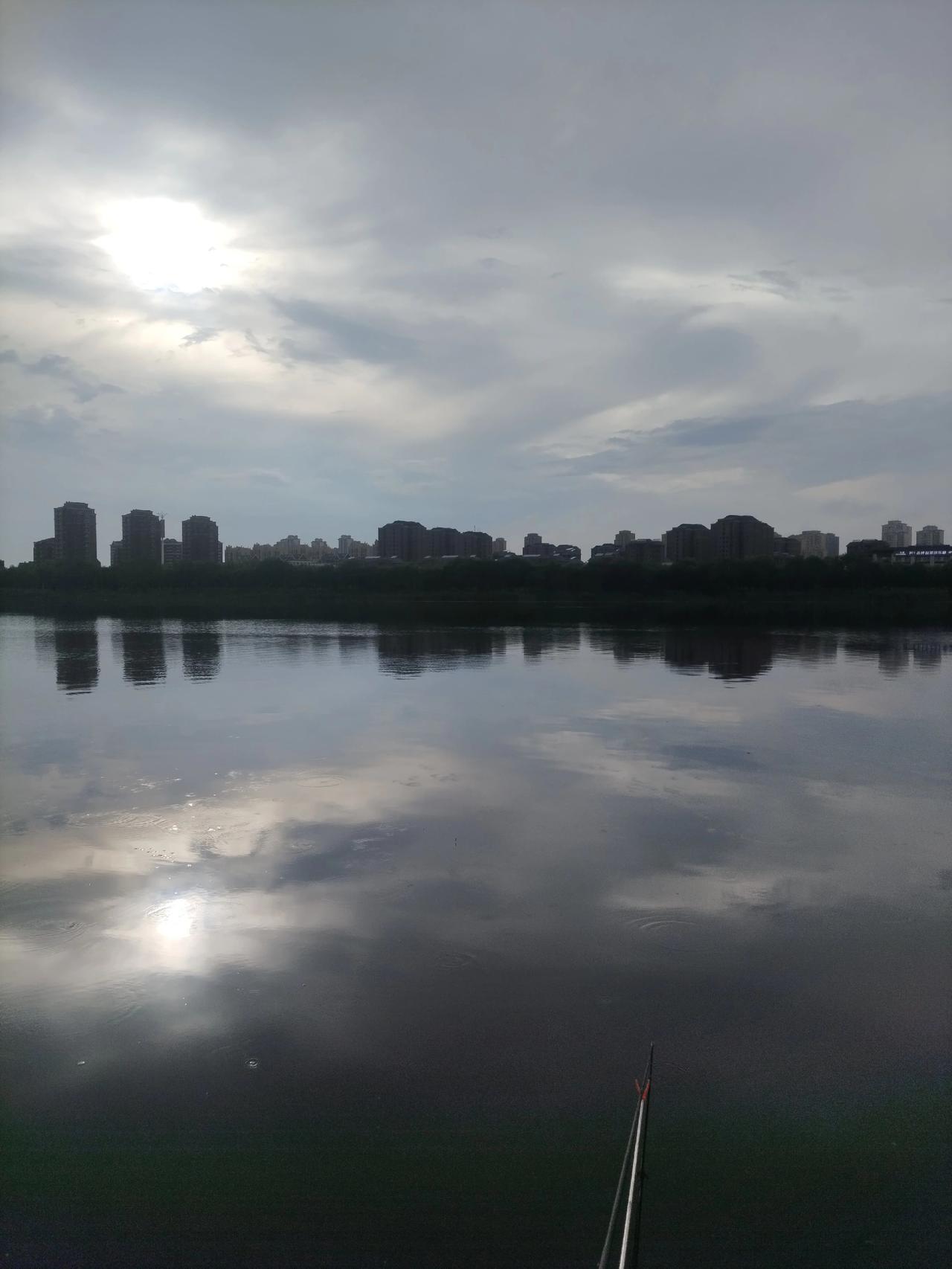 水面有鱼，不开口咋办
