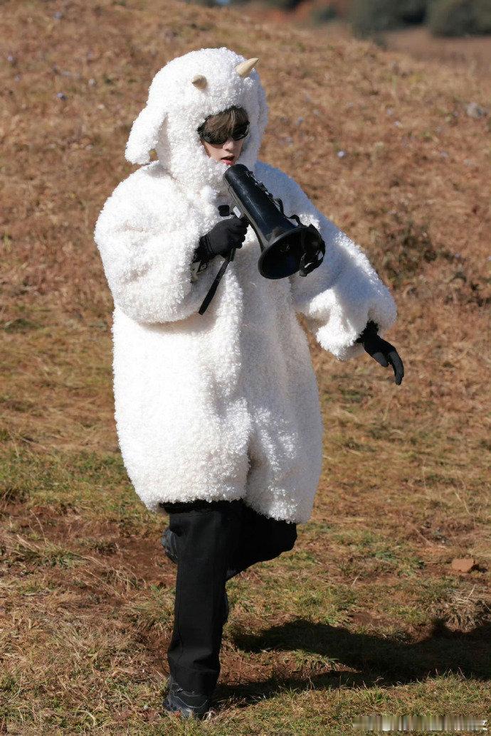 刘耀文羚羊王子被包围了刘耀文被自己包围了刘耀文晒骑马九宫格谁被这组骑马九宫格帅到