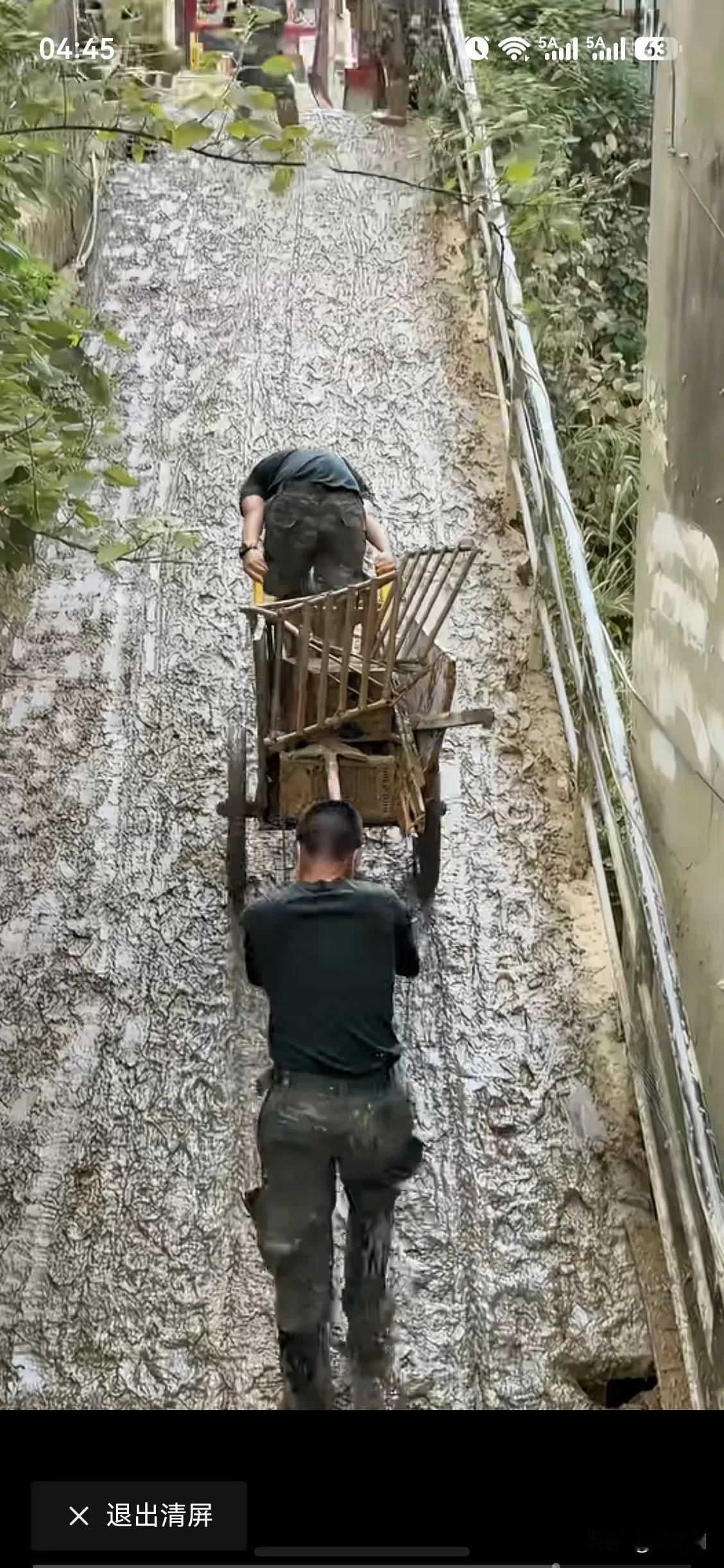这张照片应该有一个奖项，一个细节看到了两种状态！
人民子弟兵在洪水过后埋头清理街