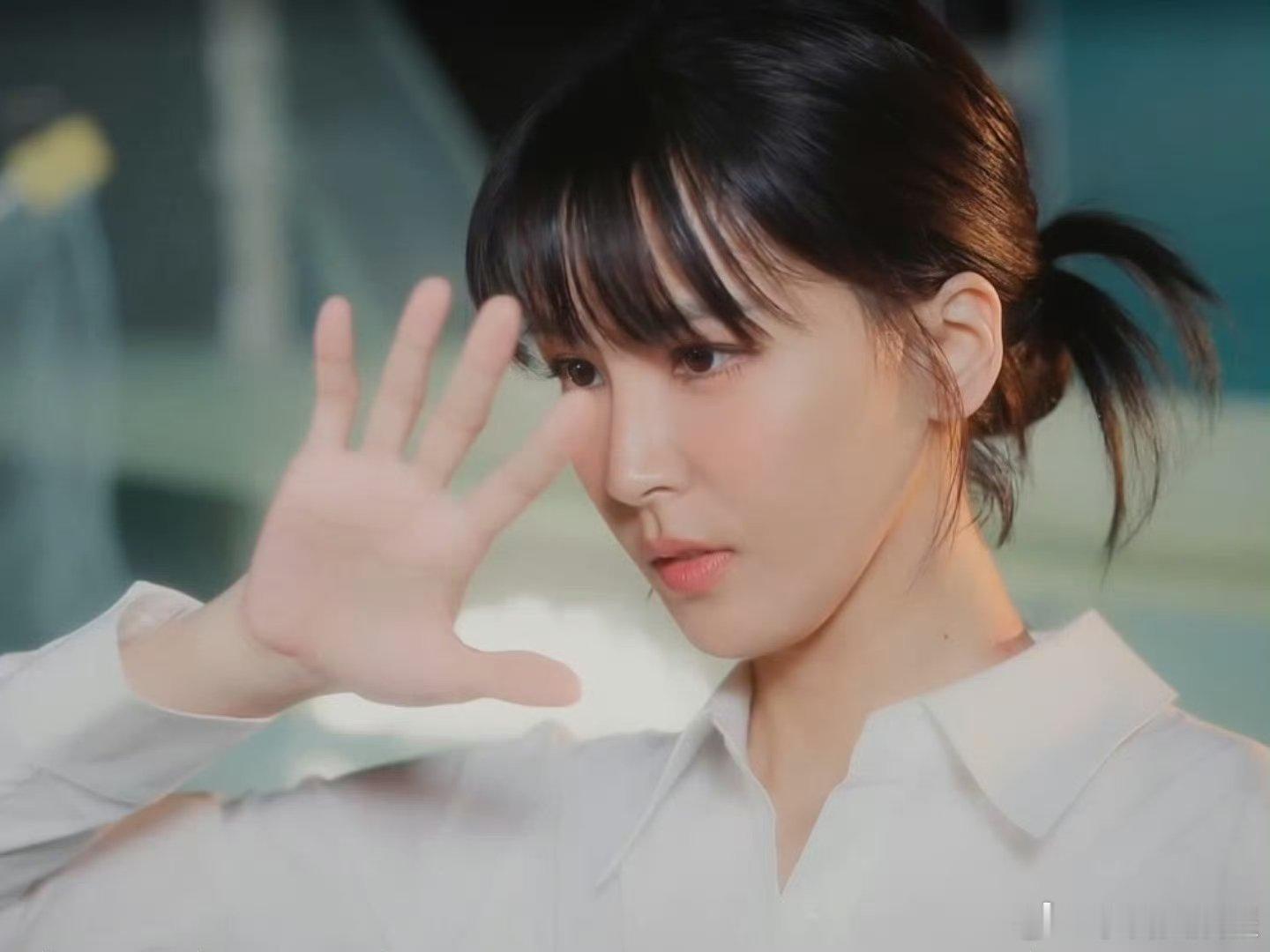 曾沛慈这个妆造萌哭了曾沛慈浪姐妆造曾沛慈这妆造也太萌了吧！齐刘海扎着马尾，配上白