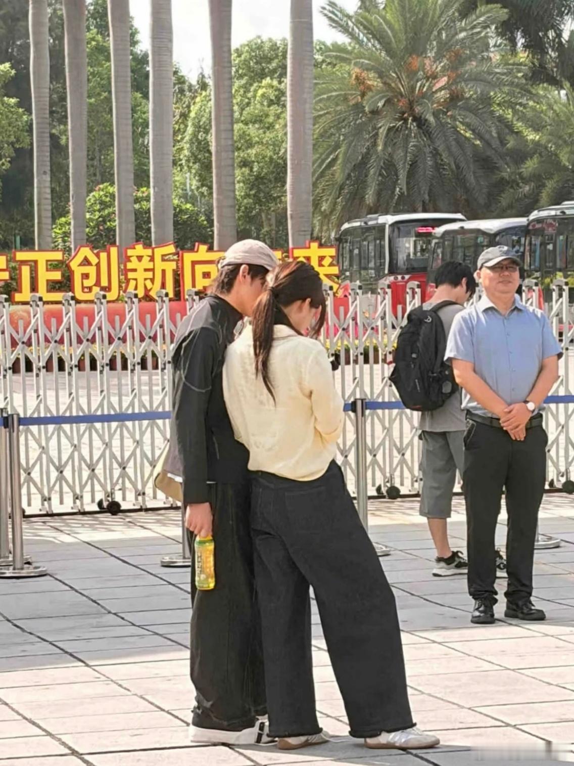 愉阳cp_ 原来点点🍠发的是小胡看着拍的两个人是不是在看拍摄效果 