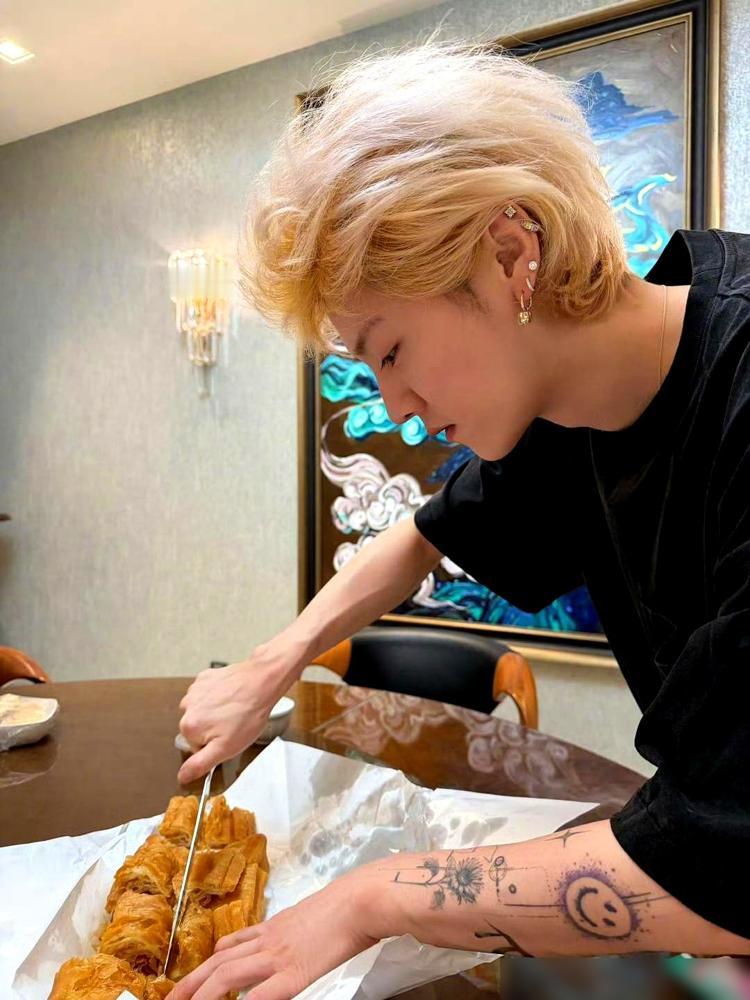 鹿晗今天发微博啦❗❗❗他一下子晒出十几张照片，主角全是家里那只胖乎乎的馒头，他自