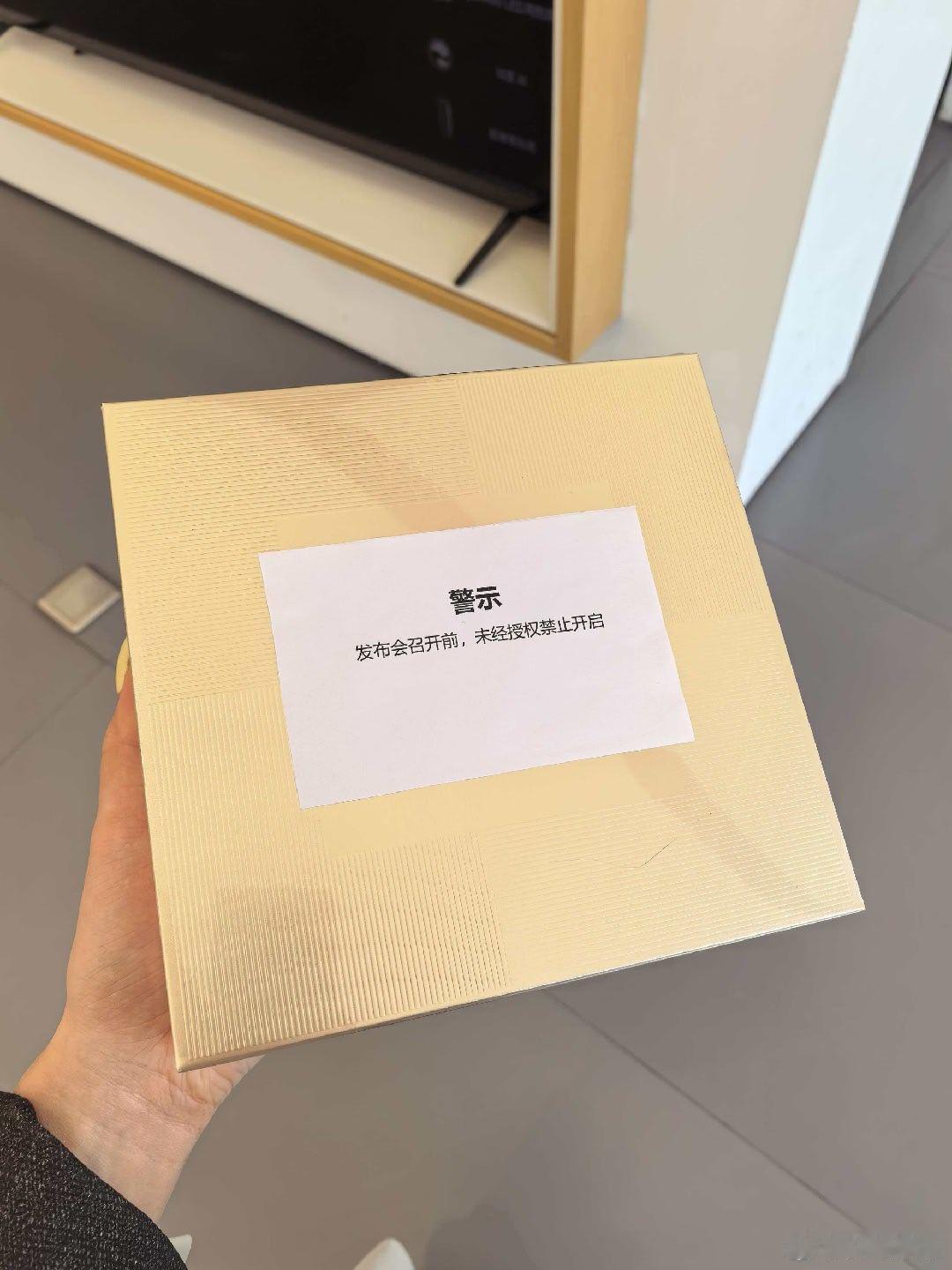 华为大阔折设计图曝光 大号的阔折叠买就完了，兄弟们 