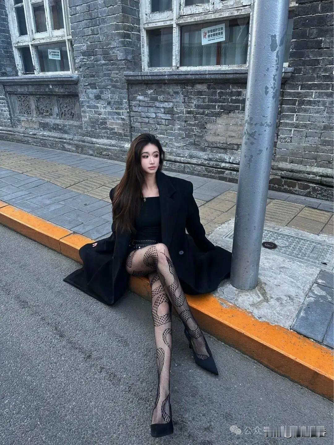 都市街头风，黑衣红唇，时尚感爆棚！