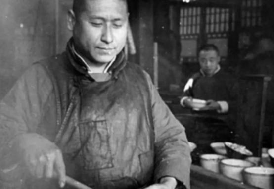 1949年1月，潜伏在保密局北平站的地下党员王敬贤因为交通员老曹意外病故，失去了