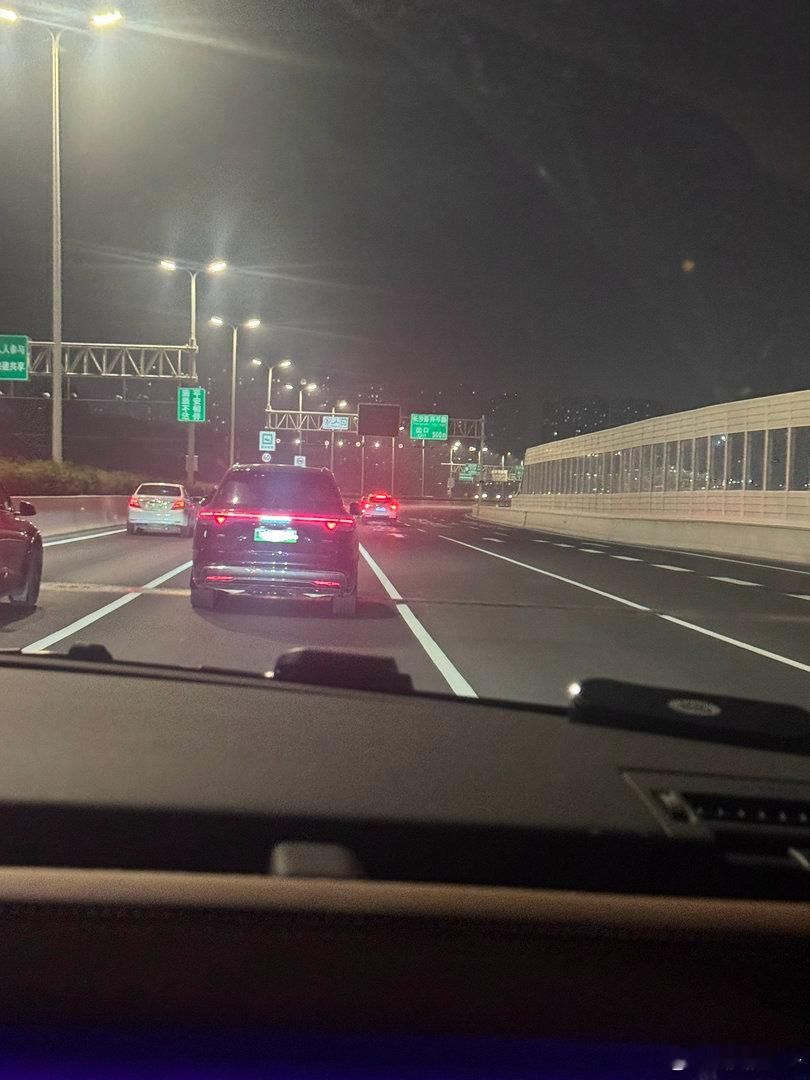 偶遇问界m9该说不说的确实帅气啊 