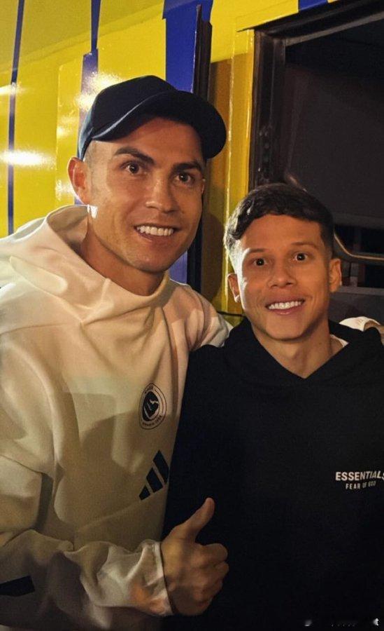 C罗 克里斯蒂亚诺·罗纳尔多与达马克球员大卫·凯克合影 