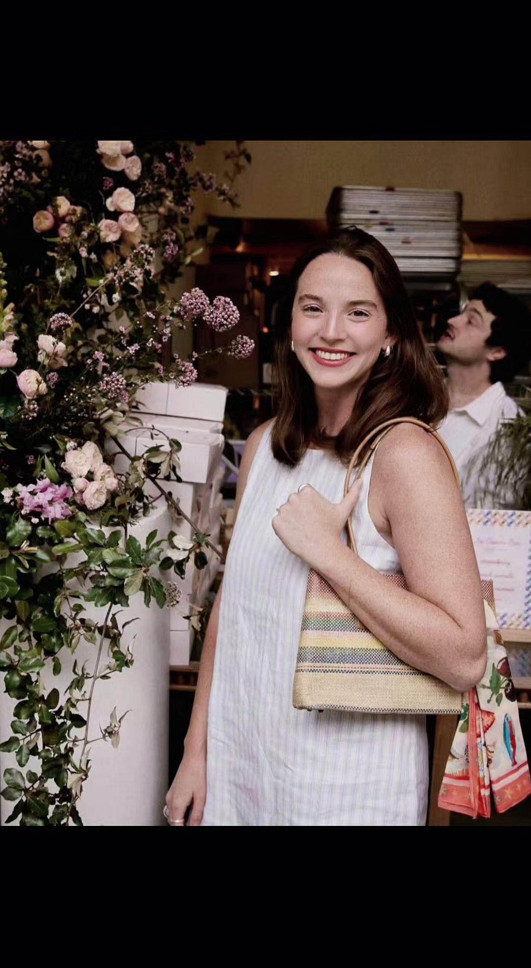 🌸花墙撞进眼里时，夏天就有了形状✨。藤编包是阳光织的网，连风都在笑呢～