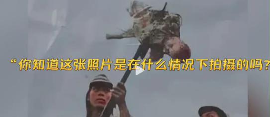 一个日寇用枪挑起一名婴儿，可以看到刺刀已经捅伤婴儿的身体，孙世箴亲眼目睹了这惨烈