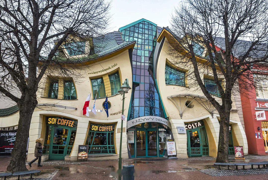 波兰Krzywy Domek的独特建筑 