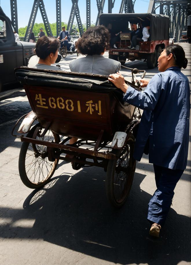 1948年5月，上海外白渡桥的钢桁架下，一辆牌照为“利881GG生”的三轮车载着