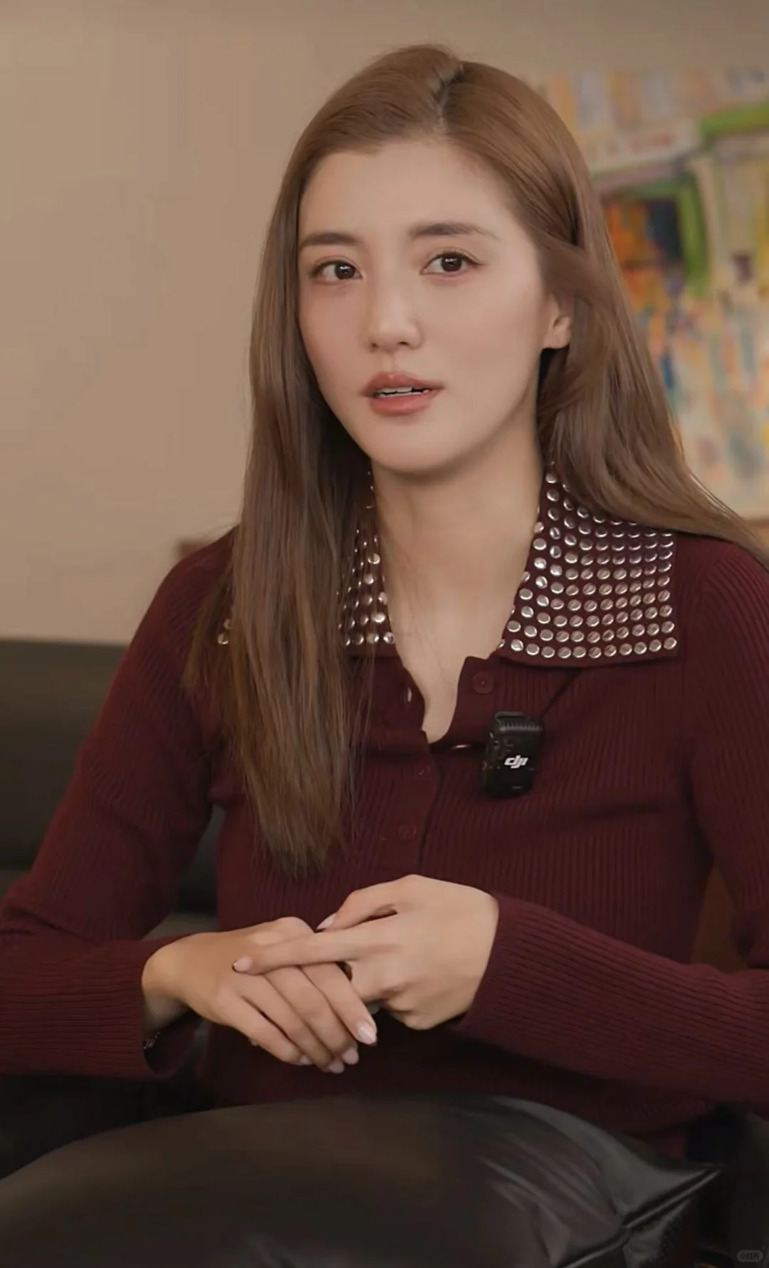 吴千语好会色彩搭配❤️一身安可拉红很养眼