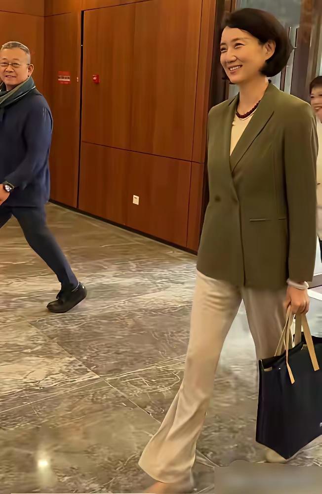 她的一生足够精彩
你们认识她吗？
她的颜值和才华并存的美女，她的优雅就算是董卿、