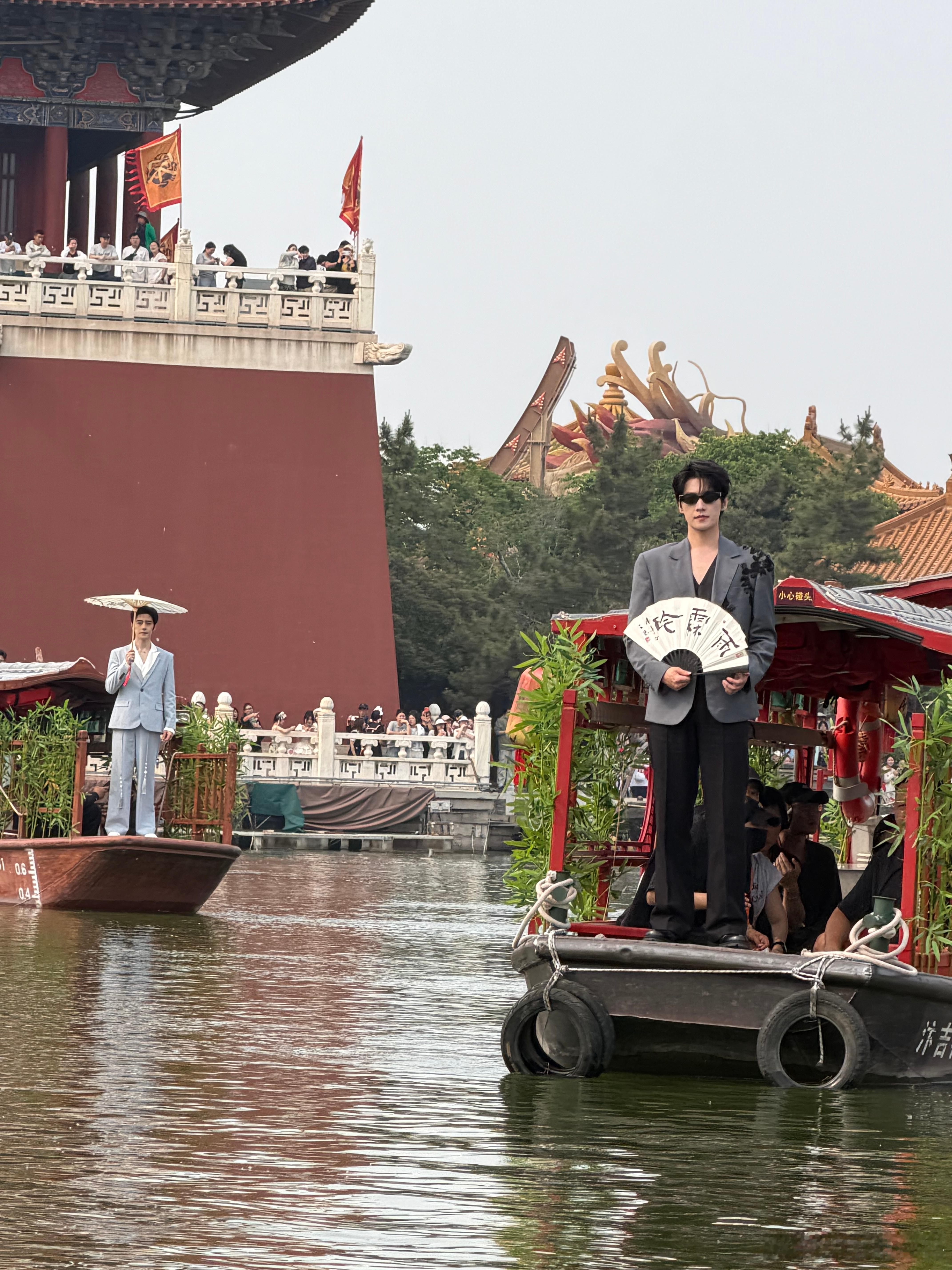 杨洋现身河南清明上河园电视剧雨霖铃 雨霖铃刚开播就直奔开封线下活动，剧里是江湖正