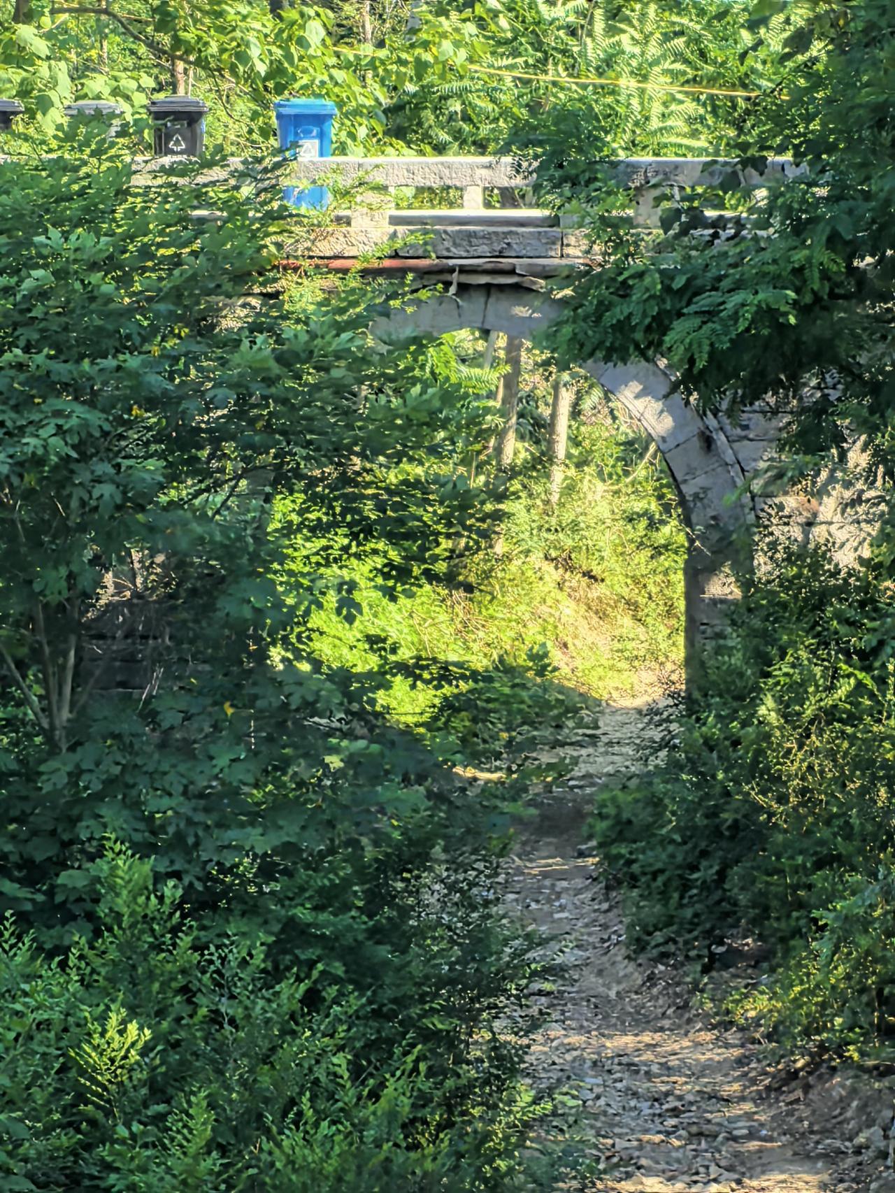 当年在青州通往济南的干道上，有多座“通济桥”，比如张店石村村内的小石桥。而在淄川