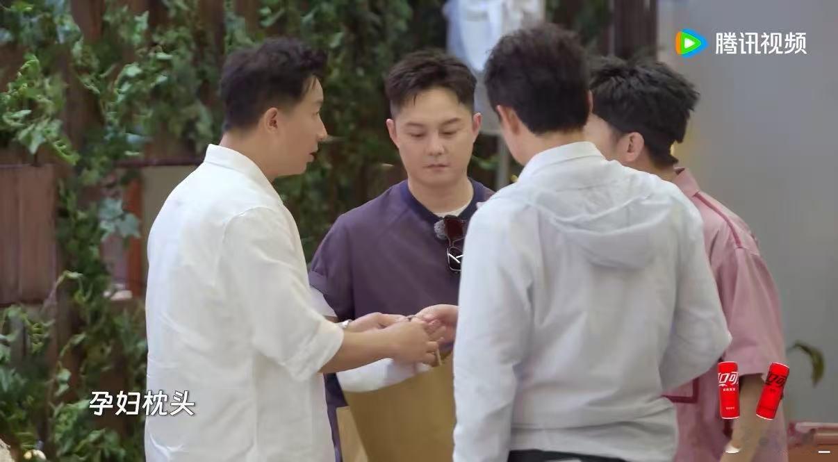 杨迪给韩庚的礼物是孕妇枕头 朋友请吃饭 杨迪是不是有送礼雷达啊？总能精准送到人的