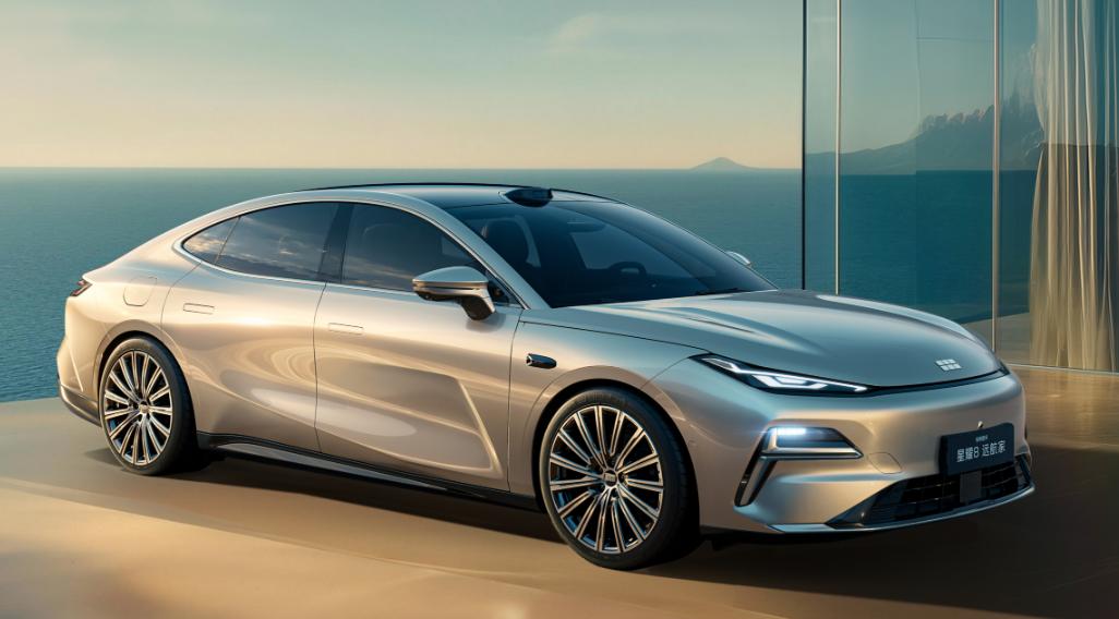 有一说一，这款星耀8新增远航家版的银色外观很时尚，车头看起来比较凶，尾部的溜背感