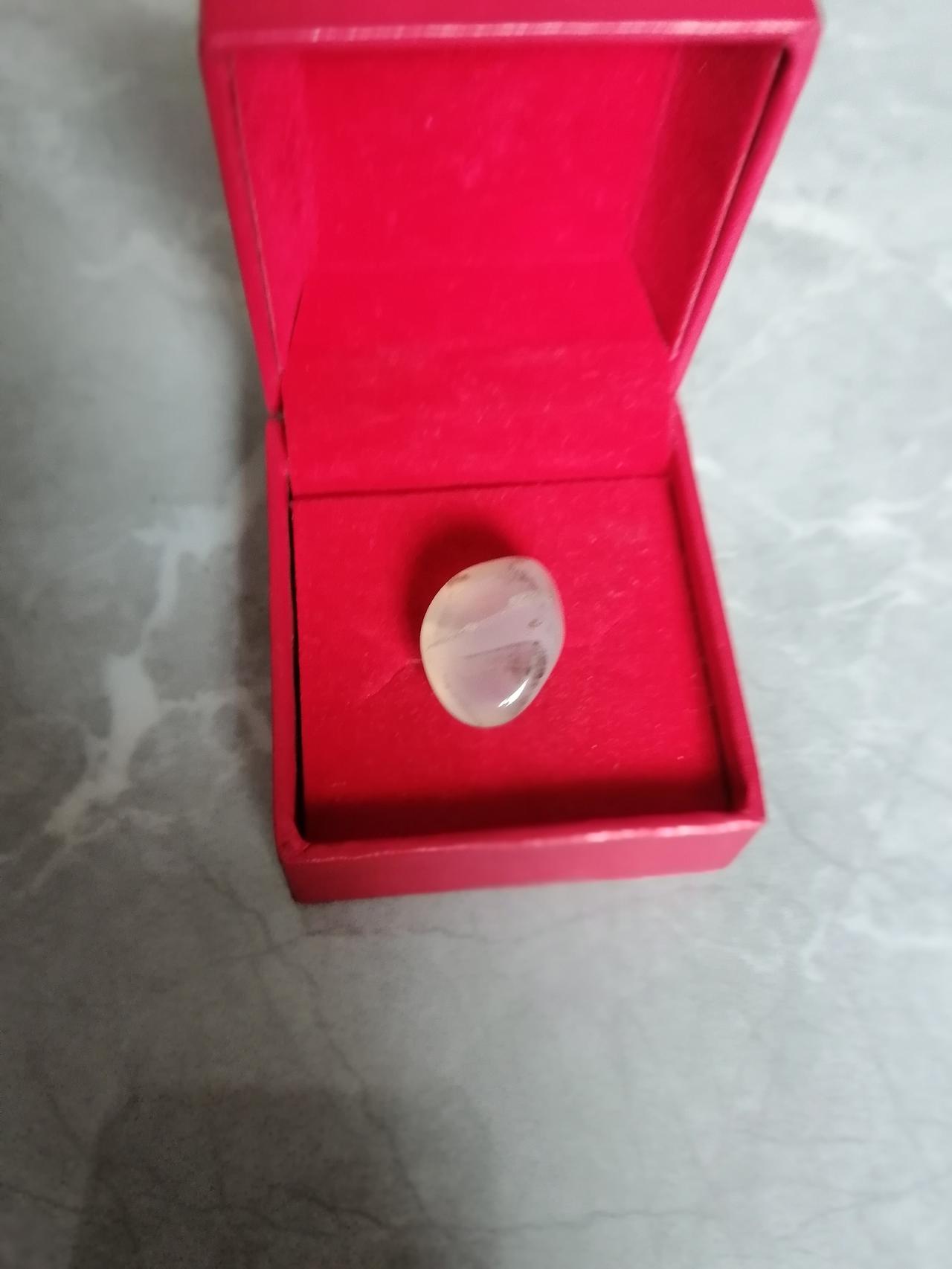 发一颗宝石请宝石爱好者鉴赏，这宝石是什么宝石，其名称有待请教。