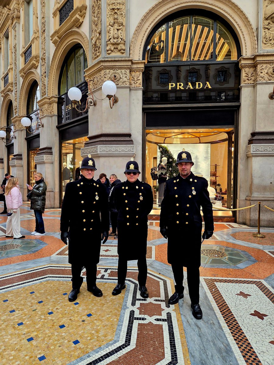 米兰Prada旗舰店前的义务警员 
