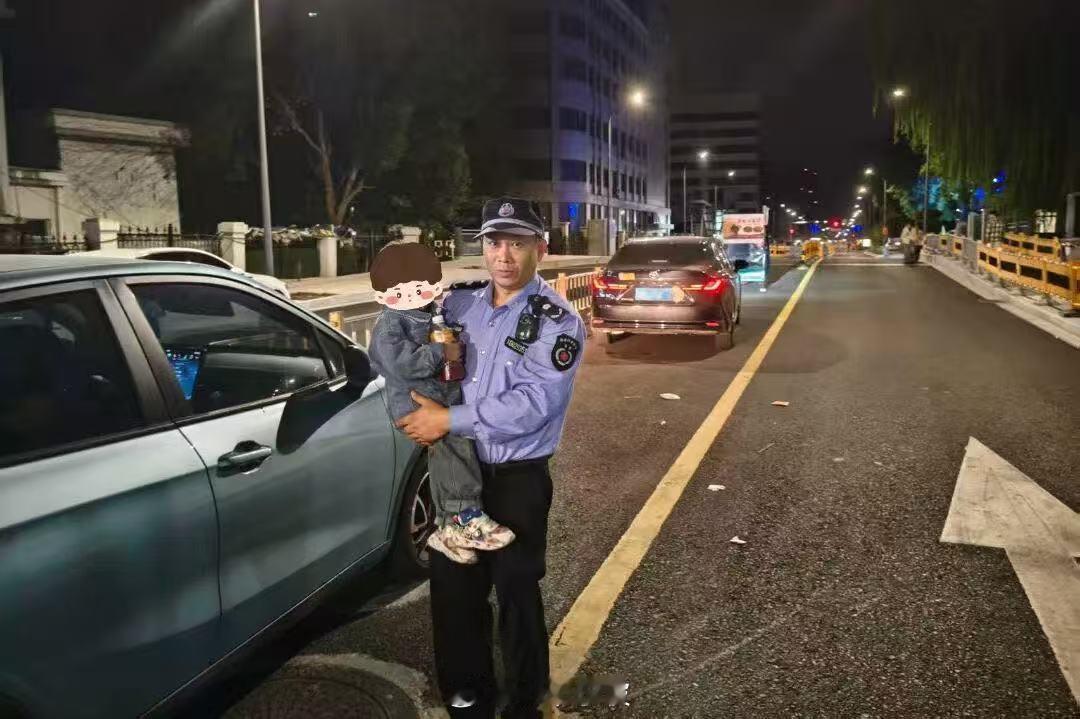 近日，宁波江北综合行政执法前江中队针对姜湖路219号周边无证摊贩聚集问题，开展市