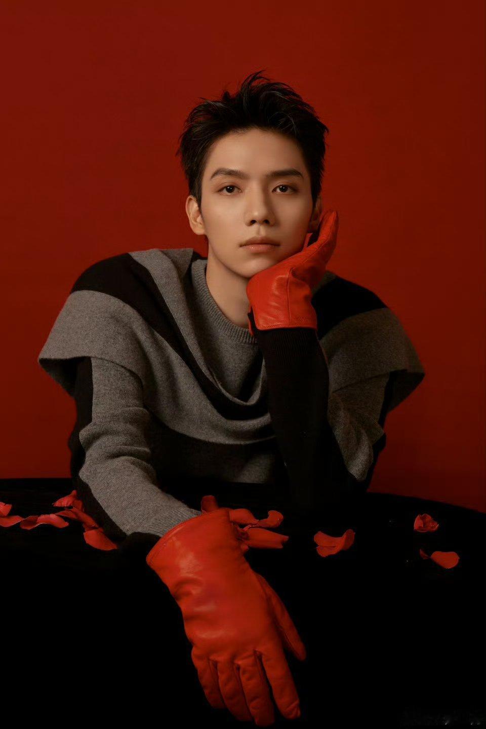 罗一舟唱跳舞台梦回青你2025搜狐时尚盛典现场唱跳舞台，瞬间梦回《青你3》！那份