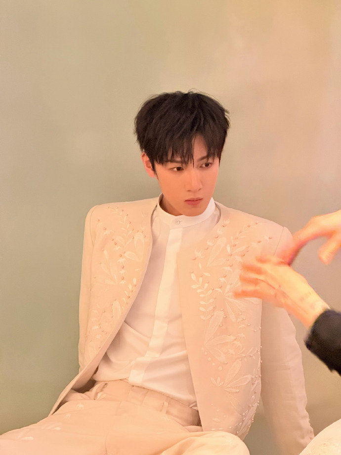 李昀锐白色西装很曼妙 李昀锐刺绣国风白西装 李昀锐刺绣国风白西装，李昀锐白色西装